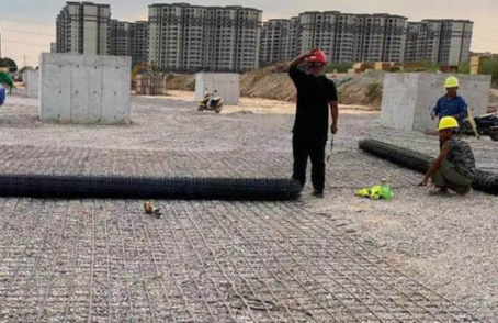 富拉尔基土工格栅铺设前地基要怎么处理？